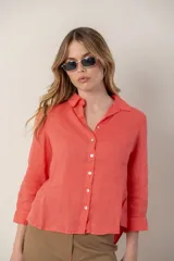 Camisa color coral de lino con cuello clásico, manga 3/4 y cierre frontal con botones.