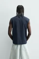 Camiseta sin mangas (tank top) de corte relajado, color azul marino jaspeado, con cuello redondo.