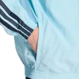 Campera deportiva Adidas de cuello alto con cierre frontal, confeccionada en tela técnica color celeste. Presenta las icónicas tres tiras en color azul oscuro a lo largo de las mangas y el logo de la marca estampado en el pecho.