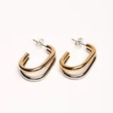 Aros tipo argolla doble, uno dorado y otro plateado, con cierre de mariposa.