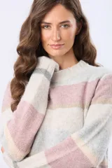 Buzo de tejido de punto con diseño de rayas horizontales en tonos beige, rosa y gris. Presenta cuello redondo y puños acanalados, con un calce cómodo y suave.