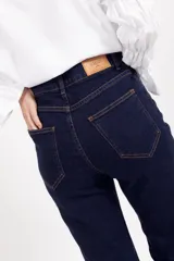 Jean de tiro alto con corte semi oxford, confeccionado en denim azul oscuro con costuras en contraste.