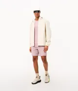 Bermuda deportiva Get Over de color lila, confeccionada en tejido tecnológico de poliéster y elastano, con cintura elástica con cordón ajustable y bolsillos laterales.