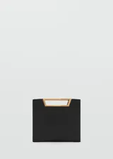 Bolso de mano tipo sobre con diseño cuadrado, confeccionado en poliéster negro. Cuenta con un asa metálica rígida en tono dorado y una cadena larga extraíble.