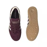 Zapatillas Adidas Handball Spezial color borgoña con las tres rayas laterales en blanco y suela de goma color caramelo.