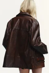 Chaqueta de cuero vacuno con acabado efecto lavado, cuello solapa, cierre frontal con botones y bolsillos delanteros con solapa. Presenta un corte recto y forro interior.