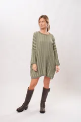 Vestido tipo buzo largo verde con rayas verticales en relieve, cuello redondo y mangas largas.