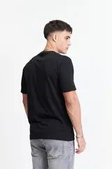 Remera de manga corta color menta, con estampado frontal de un diseño abstracto en tonos grises y azules, y texto. Confeccionada en 100% algodón y de corte regular.