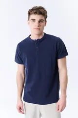 Remera azul marino de piqué con cuello mao y manga corta.