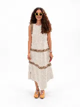 Vestido midi rosado con diseño sin mangas, cuello redondo y detalles de volados en los hombros y en el ruedo.