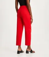 Pantalón zanahoria de sastrería color blanco, con cintura alta, trabillas y botón contrastante.