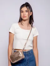 Remera color salmón elastizada de manga corta y cuello redondo.