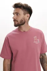 Remera de manga corta, color verde menta, con cuello redondo y un pequeño estampado gráfico en el pecho.