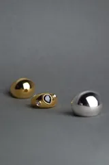 Anillo dorado con forma de esfera.