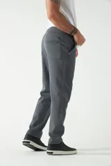Pantalón de felpa gris para hombre con logo estampado, cintura ajustable y bolsillos.