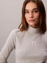 Top de manga larga Calvin Klein color gris melange, con diseño ajustado de corte slim fit, cuello tortuga y pequeño logo bordado en el pecho.
