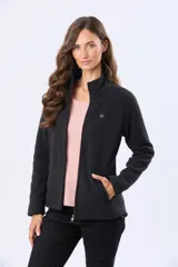 Campera polar negra sin capucha, de corte recto, con cuello alto, cierre frontal completo y bolsillos laterales con cierre. Presenta detalles sutiles en cuero.