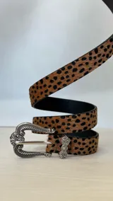 Cinto marrón con estampado animal print de leopardo y hebilla metálica plateada con diseño labrado.