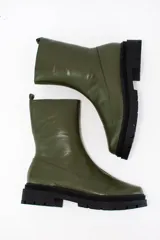 Borcegos de cuero negro con caña media, cierre lateral interno y suela track de goma con plataforma de 4,5 cm.