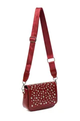 Bandolera pequeña de color rojo con solapa frontal decorada con tachas metálicas plateadas. Incluye una correa larga ajustable de tela al tono y herrajes metálicos.