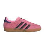 Championes adidas Gazelle Indoor de gamuza en color rosa, con las tres tiras laterales en negro, talón en tono oscuro y suela de goma color caramelo.