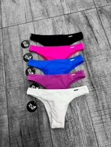 Pack de cinco bombachas de bikini de corte bajo y cobertura mínima (estilo colaless o brasileño) en colores negro, fucsia, azul eléctrico, morado y blanco.