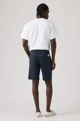 Short de gabardina azul marino con bolsillos laterales y traseros, de corte recto y tiro medio.