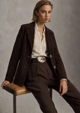 Blazer de gamuza color chocolate, con solapas clásicas, cierre frontal de dos botones y forro interior.