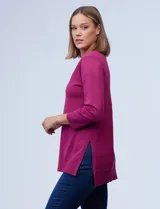 Buzo tejido de hilado fino color fucsia, marca Cable & Gauge. Cuello con solapa, escote en V con aplique de botones metálicos. Manga larga amplia con puño elastizado y laterales con tajo.