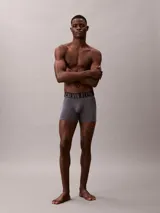 Pack de tres bóxers tipo boxer brief de Calvin Klein, con cintura elástica distintiva de la marca. Incluye una unidad azul, una blanca y una gris.