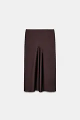 Falda midi negra de tejido satinado, corte recto y tiro alto con cintura elástica.