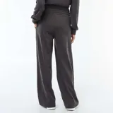 Pantalón de jogging de corte ancho y fluido, diseñado específicamente para maternidad, con cintura elástica cómoda.