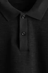 Remera polo de manga larga en punto jacquard de mezcla de algodón, con cuello clásico y tapeta de dos botones. Corte slim fit ajustado.