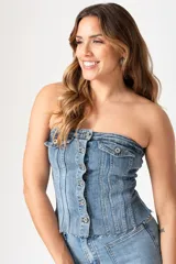 Top strapless de denim celeste con botones frontales y bolsillos superiores.
