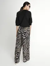 Pantalón de tul con estampado de cebra, corte palazzo y cintura alta con elástico.