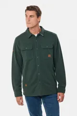 Camisa azul marino de poliéster con textura polar, corte recto, cuello camisero, cierre frontal con botones a presión, dos bolsillos de parche con solapa abotonada en el pecho y puños abotonados.