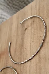 Gargantilla rígida de alpaca con diseño rústico. Se ajusta a presión.