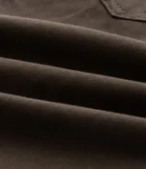 Pantalón cargo de sarga color beige, de corte recto, con bolsillos laterales y bolsillos cargo con solapa en las piernas. Cuenta con cintura con pasacintos y cierre de botón con cremallera.