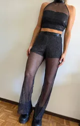 Pantalón de red negro con short interno y corte acampanado.