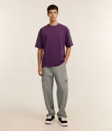 Pantalón de jean corte baggy con bolsillos cargo laterales, cierre de botón y cremallera, y cintura con trabillas.