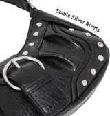 Bolso de hombro negro con textura de cuero y tachuelas plateadas. Presenta un asa corta y una hebilla plateada en la parte delantera.