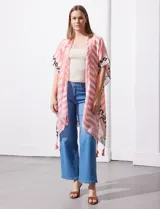 Kimono tejido con estampado de rayas azules y blancas, mangas amplias estilo japonés y terminación de ruedo con borlas azules.