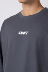 Remera oversize negra de manga corta, con cuello redondo y pequeño estampado frontal con las letras "CNPT".