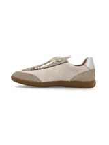 Zapatillas deportivas de cuero color beige con cordones y suela marrón.