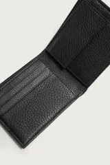 Billetera de cuero con acabado abatanado, diseño plegable con costura central horizontal, compartimento para billetes, tarjetero y monedero con broche a presión.