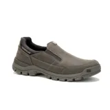 Zapatillas slip on Caterpillar modelo Threshold, color gris oscuro, fabricadas en cuero con elásticos laterales para un calce fácil, suela dentada de goma y logo de la marca en el lateral y la puntera.