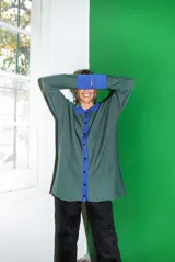 Saco oversize de algodón tejido a máquina, color verde con detalles en azul en cuello, botones y puños.