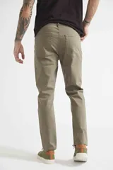 Pantalón de corte slim con diseño de cinco bolsillos y logo bordado. Confeccionado en tejido de algodón con spandex para mayor comodidad.
