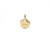 Dije redondo bañado en oro amarillo 18k con la palabra 'Amor' grabada.
