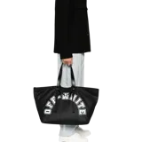 Cartera tipo tote de mesh negro Off-White, con diseño amplio, doble asa superior de cuero y estampado frontal arqueado con el logotipo de la marca en color blanco.